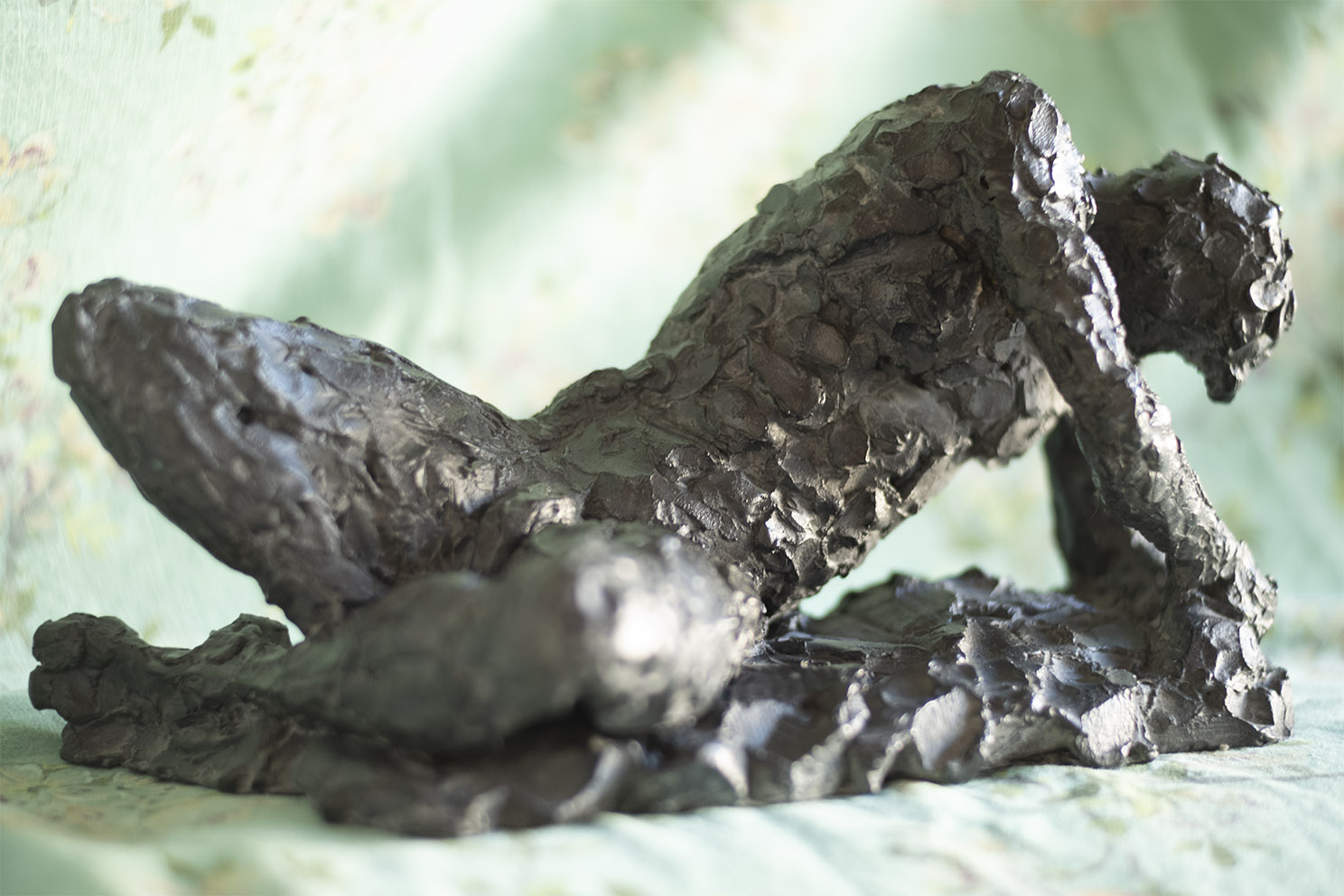Lain Boy (2) — sculpture d'Allel Driss (figure masculine allongée)