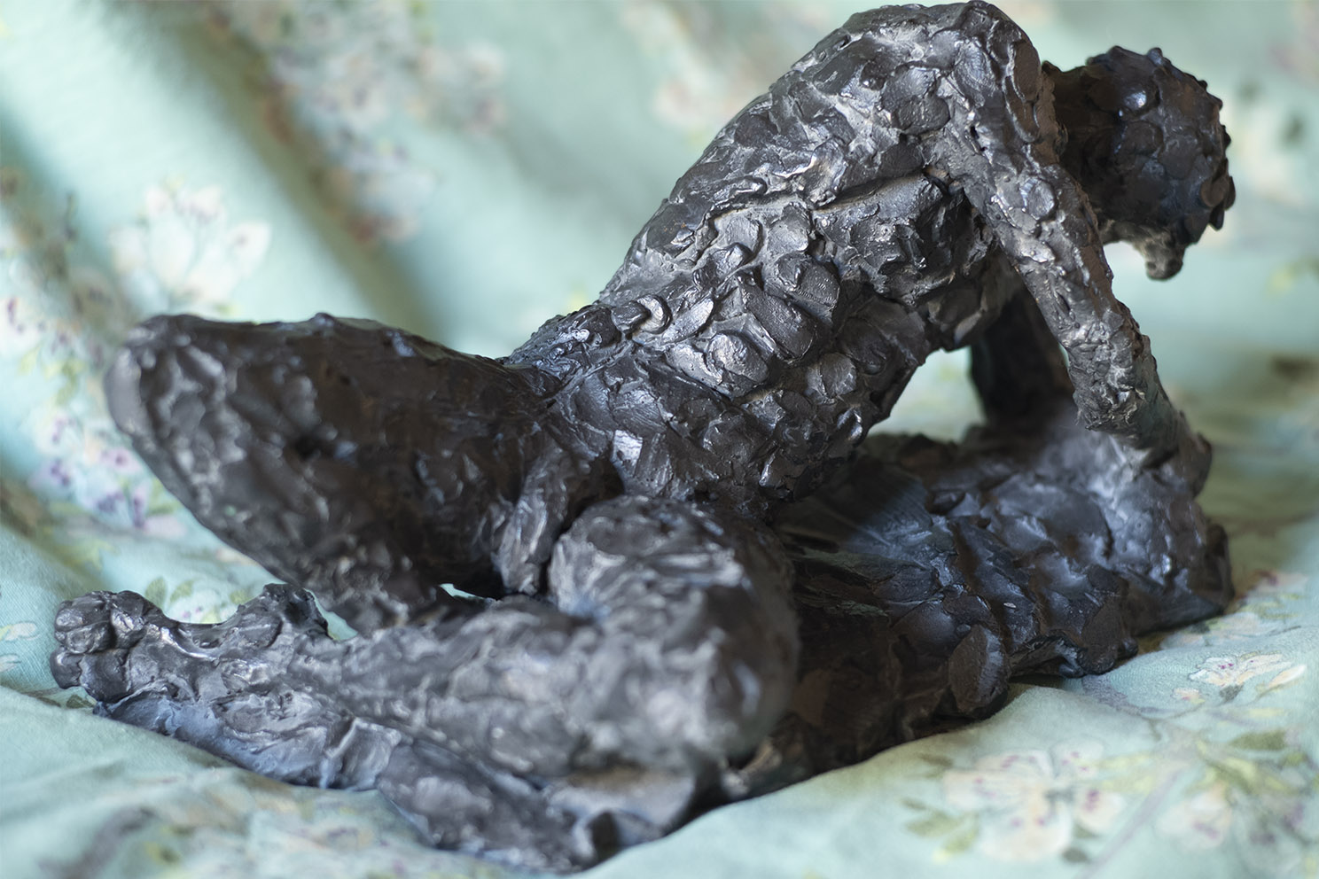 Lain Boy (3) — sculpture d'Allel Driss (figure masculine allongée)