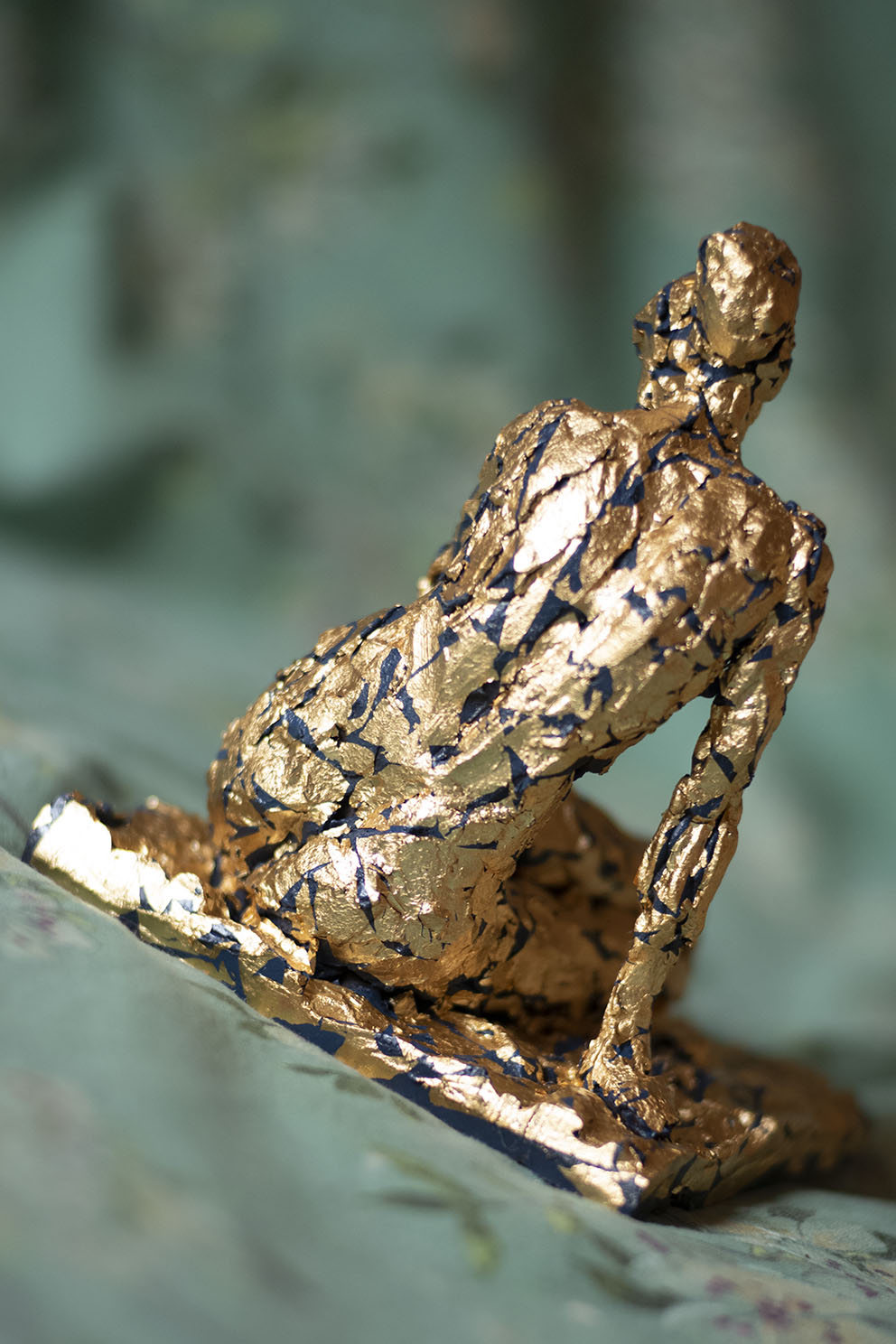 Seated Girl — sculpture d'Allel Driss (figure féminine assise)